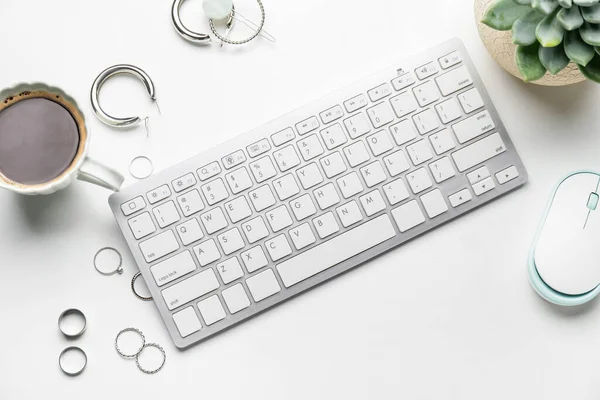 白色背景上的计算机键盘和鼠标 — 图库照片