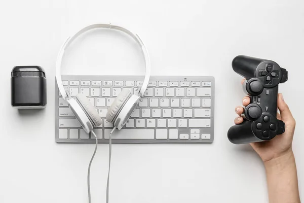 Mão Feminina Com Teclado Computador Diferentes Dispositivos Modernos Fundo Branco — Fotografia de Stock