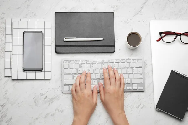 Frauenhand Mit Computertastatur Handy Und Schreibwaren Auf Hellem Hintergrund — Stockfoto