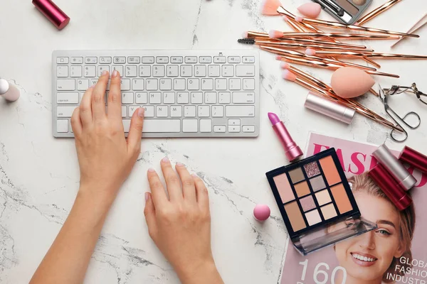 Kvinnliga Händer Med Dator Tangentbord Och Dekorativa Kosmetika Ljus Bakgrund — Stockfoto