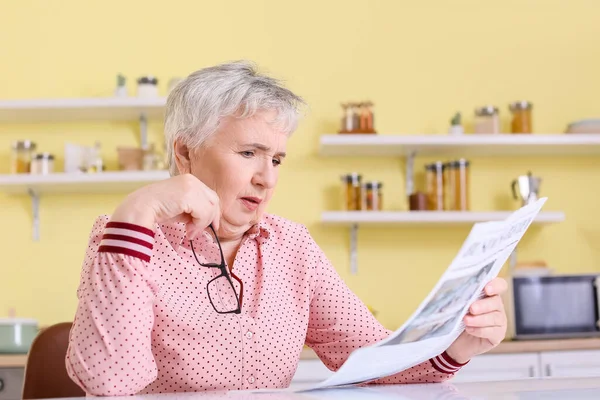 Stressed Senior Woman Reading Newspaper Home — Stock Photo, Image