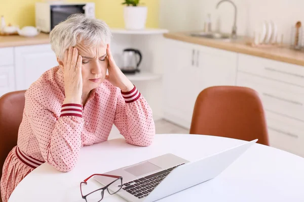 家里头痛的压力大的老年妇女 — 图库照片