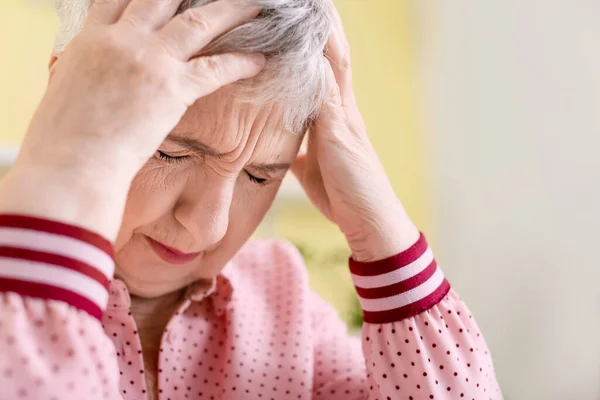 Donna Anziana Stressata Che Soffre Mal Testa Casa — Foto Stock