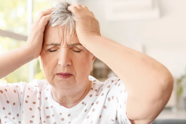 Gestresste Seniorin Leidet Unter Kopfschmerzen — Stockfoto
