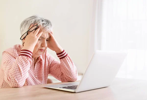 家里头痛的压力大的老年妇女 — 图库照片