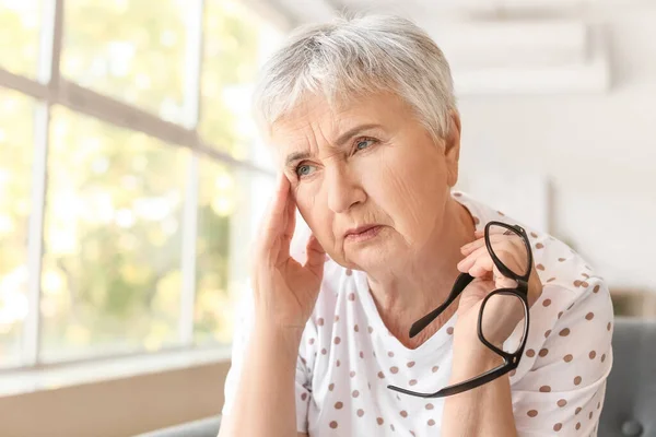 Stressad Äldre Kvinna Som Lider Huvudvärk Hemma — Stockfoto