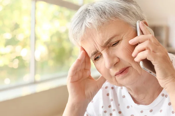 Donna Anziana Stressata Che Parla Con Cellulare Casa — Foto Stock