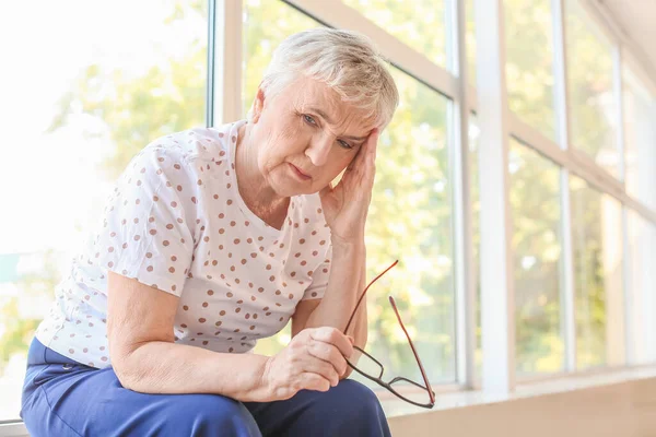 Evde Baş Ağrısı Çeken Stresli Yaşlı Kadın — Stok fotoğraf