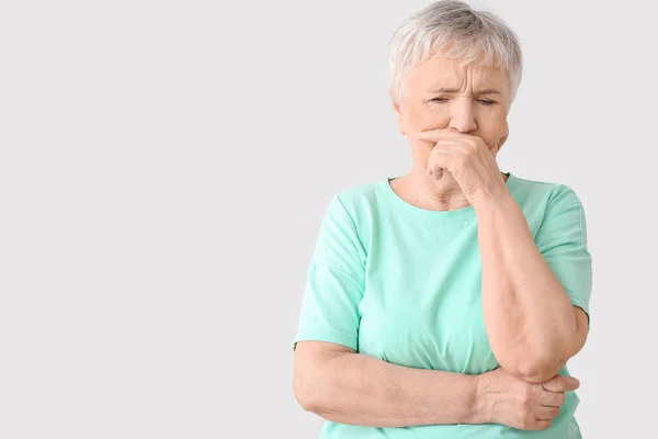 Donna Anziana Stressata Sfondo Chiaro — Foto Stock