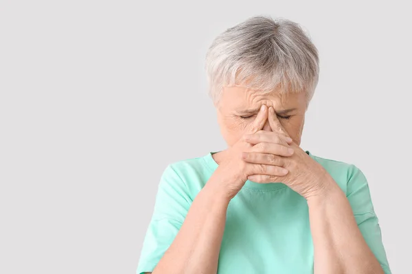 Gestresste Senior Vrouw Lichte Achtergrond — Stockfoto