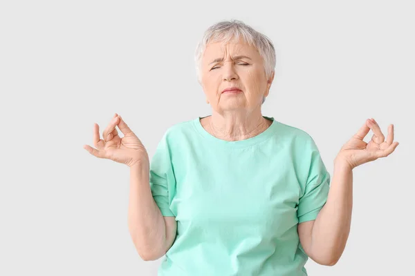 Gestresste Seniorin Meditiert Auf Hellem Hintergrund — Stockfoto