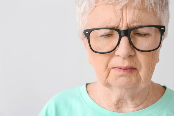 Donna Anziana Stressata Sfondo Chiaro — Foto Stock