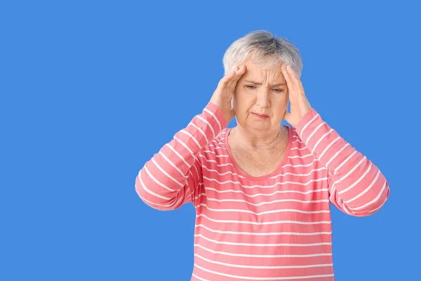 Gestresste Seniorin Leidet Kopfschmerzen Vor Farbigem Hintergrund — Stockfoto