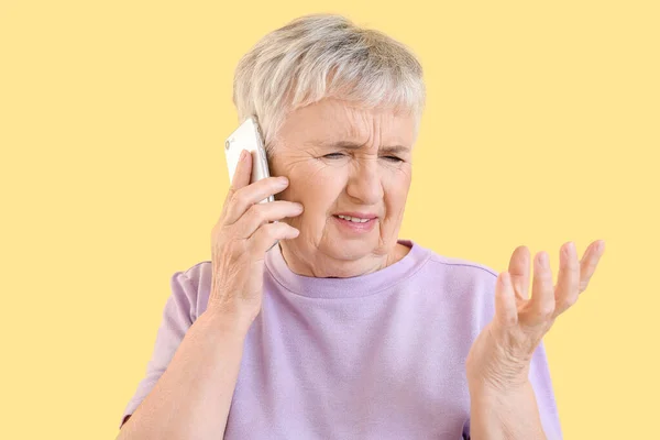 Stressed Senior Woman Talking Mobile Phone Color Background — Stock Fotó