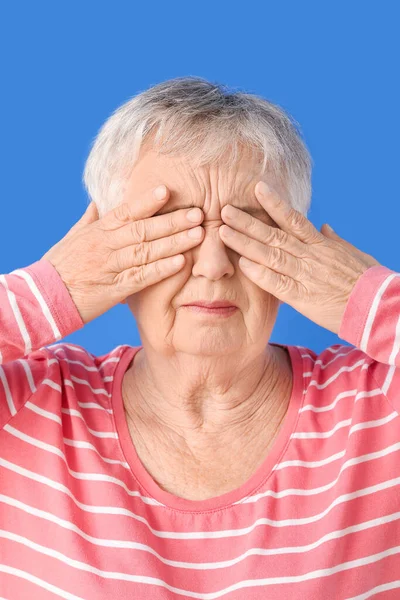 Стресс Пожилая Женщина Страдает Головной Боли Цветном Фоне — стоковое фото