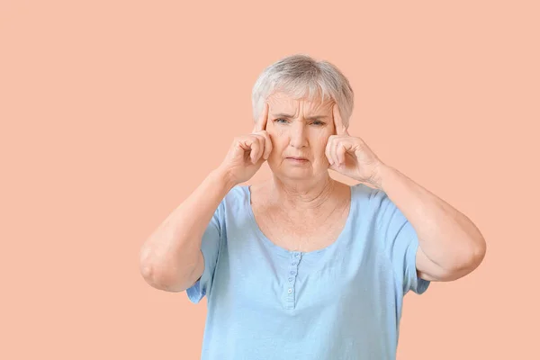Arka Planda Baş Ağrısı Çeken Stresli Yaşlı Kadın — Stok fotoğraf