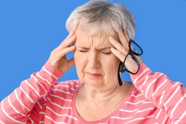 Zestresowana Starsza Kobieta Cierpiąca Ból Głowy Tle Koloru — Zdjęcie stockowe