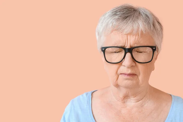 Donna Anziana Stressata Sfondo Colore — Foto Stock