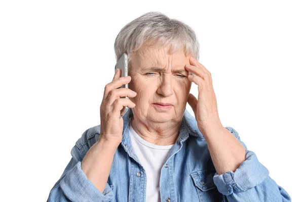 Стрессовая Пожилая Женщина Разговаривает Телефону Изолированы Белом Фоне — стоковое фото