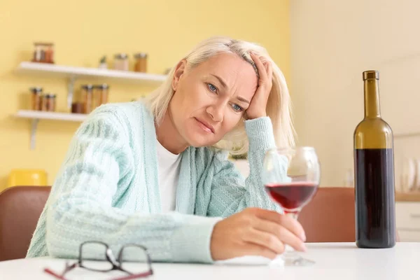 Mujer Madura Estresada Bebiendo Vino Casa — Foto de Stock