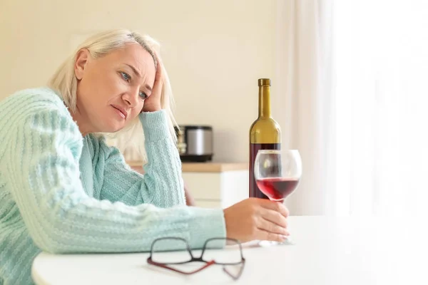 Stresset Moden Kvinne Som Drikker Vin Hjemme – stockfoto