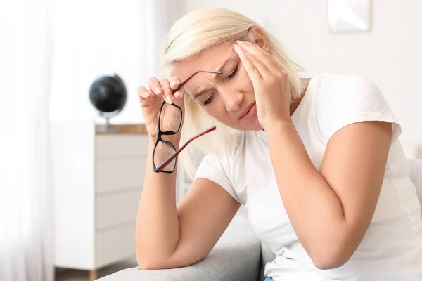 Evde Baş Ağrısı Çeken Stresli Olgun Bir Kadın — Stok fotoğraf