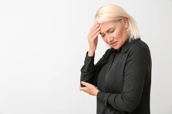 Mujer Madura Estresada Que Sufre Dolor Cabeza Sobre Fondo Claro —  Fotos de Stock