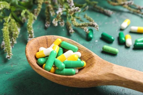 Löffel Mit Pillen Auf Pflanzenbasis Auf Farbigem Hintergrund — Stockfoto