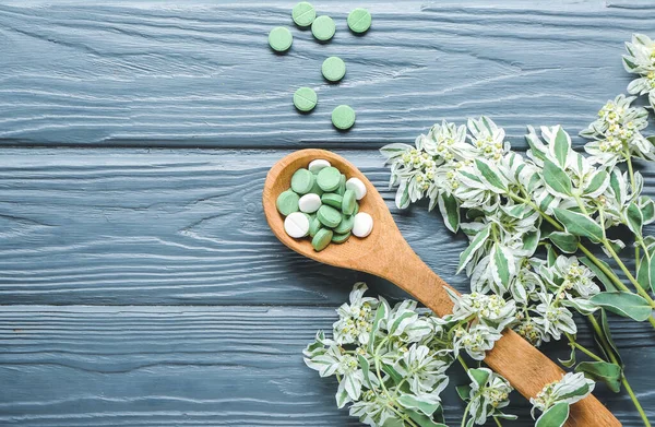 Cuchara Con Píldoras Base Plantas Sobre Fondo Madera — Foto de Stock