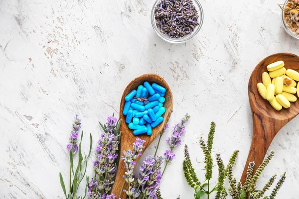 Tahta kaşıklar ve farklı bitki tabanlı haplar.