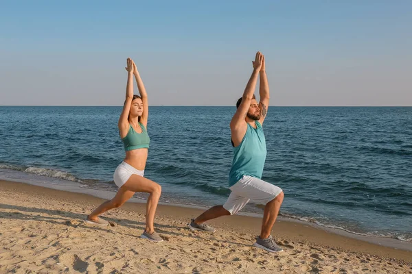 Fotos de Yoga praia casal, Imagens de Yoga praia casal sem