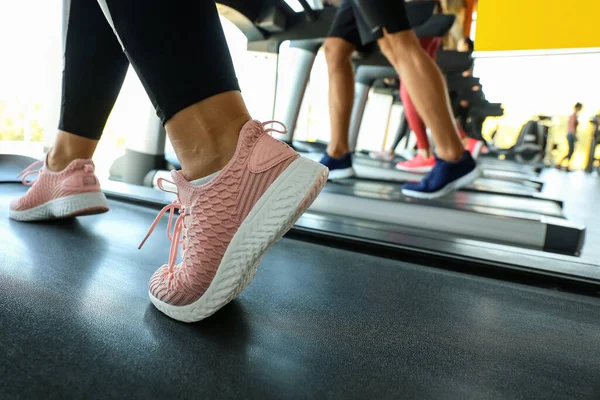 Folk Tränar Löpband Gymmet — Stockfoto