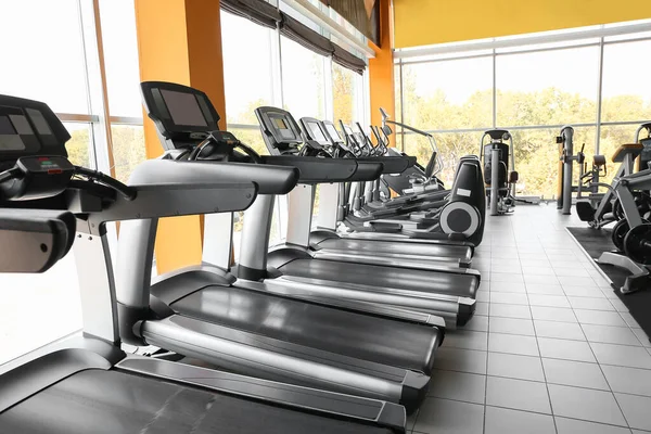 Interior Gimnasio Moderno Con Cintas Correr — Foto de Stock