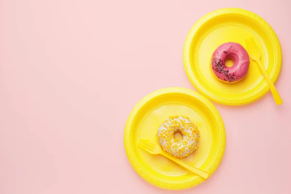 Assiettes Avec Beignets Sucrés Sur Fond Couleur — Photo