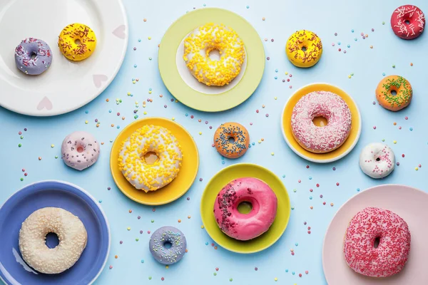 Plates Sweet Donuts Color Background — Stock Photo, Image