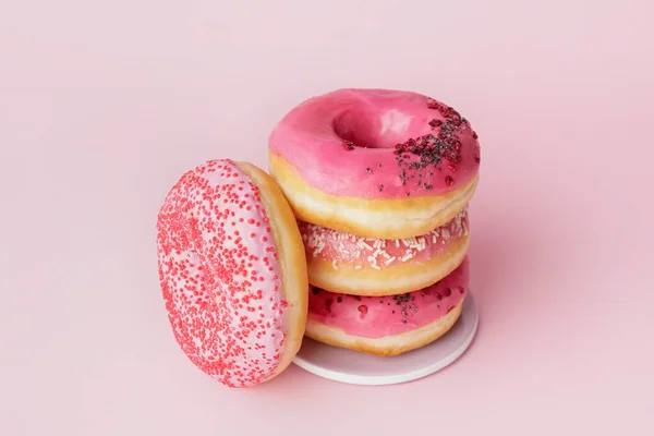 Renkli Arkaplanda Tatlı Çörekler — Stok fotoğraf