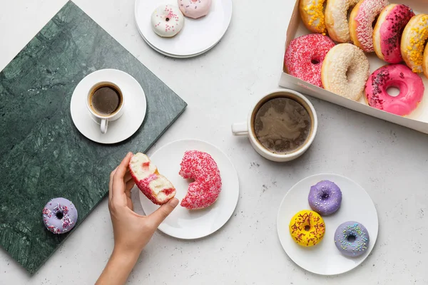 Mujer Comiendo Rosquillas Dulces Mesa — Foto de Stock