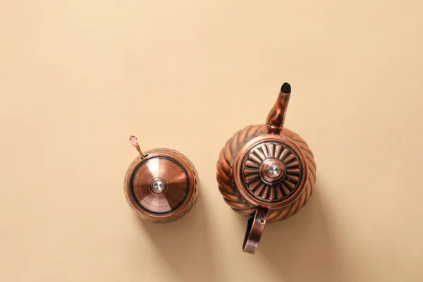 颜色背景的茶壶和砂糖碗 — 图库照片