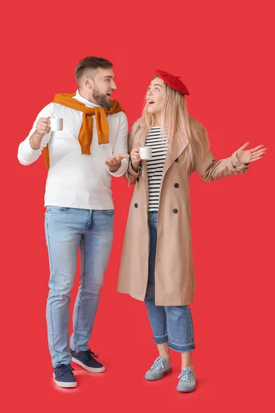 Junges Paar Mit Heißem Kaffee Auf Farbigem Hintergrund — Stockfoto