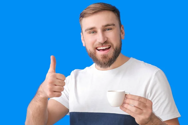 Stilig Ung Man Med Kopp Varmt Kaffe Visar Tummen Upp — Stockfoto