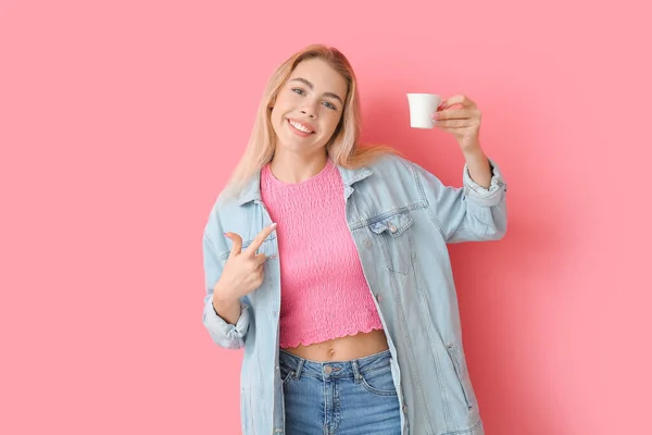 Vacker Ung Kvinna Dricker Varmt Kaffe Färg Bakgrund — Stockfoto
