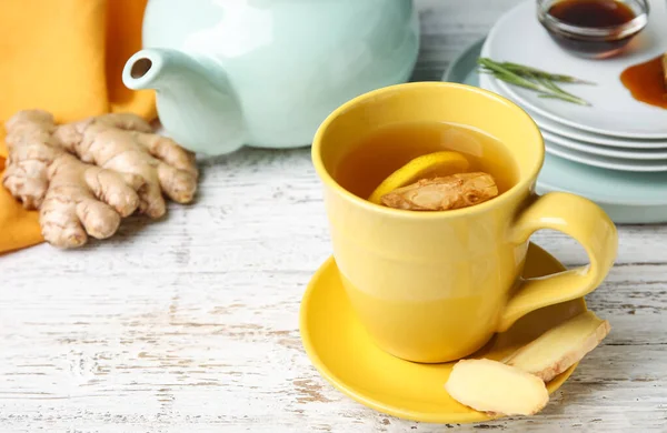 Egy Csésze Aromás Tea Citrommal Gyömbérrel Asztalon — Stock Fotó