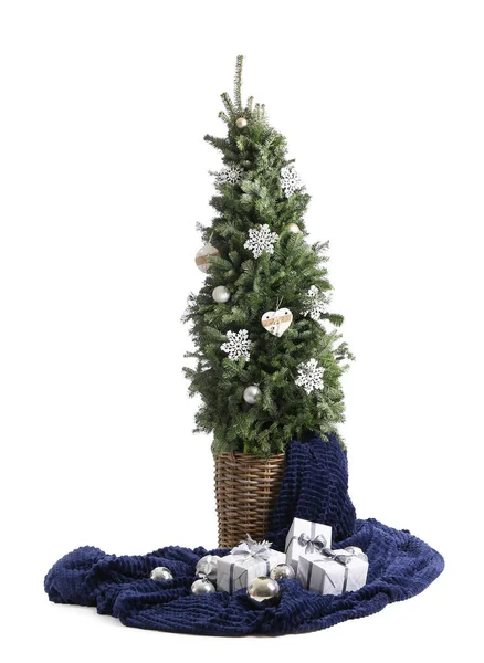 Hermoso Árbol Navidad Decorado Con Cajas Regalo Sobre Fondo Blanco —  Fotos de Stock