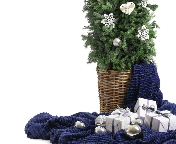 白い背景にギフトボックス付きの美しい装飾クリスマスツリー — ストック写真