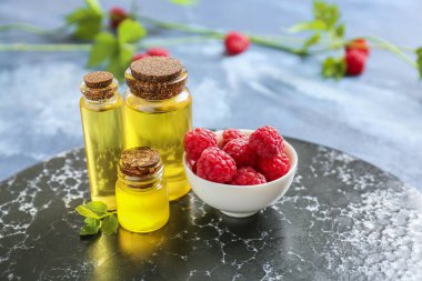 Masada bir şişe ahududu yağı var.