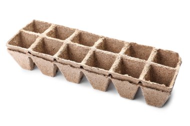 Beyaz arka planda bahçıvanlık için turba saksıları