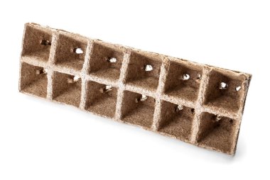 Beyaz arka planda bahçıvanlık için turba saksıları