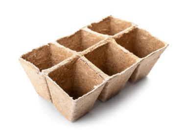 Beyaz arka planda bahçıvanlık için turba saksıları