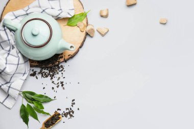 Beyaz arkaplanda çaydanlık ile kompozisyon