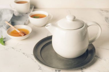 Çaydanlık, bal ve çay.